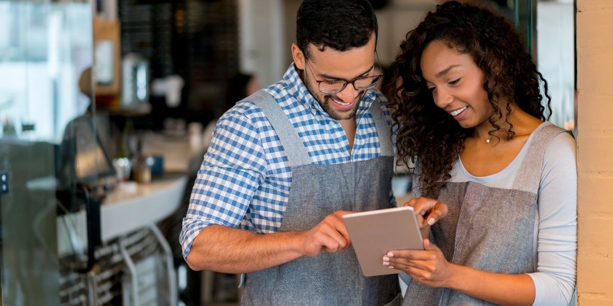 oracle-az-pos-dealer-showing-a-client-how-easy-total-touch-is-to-use