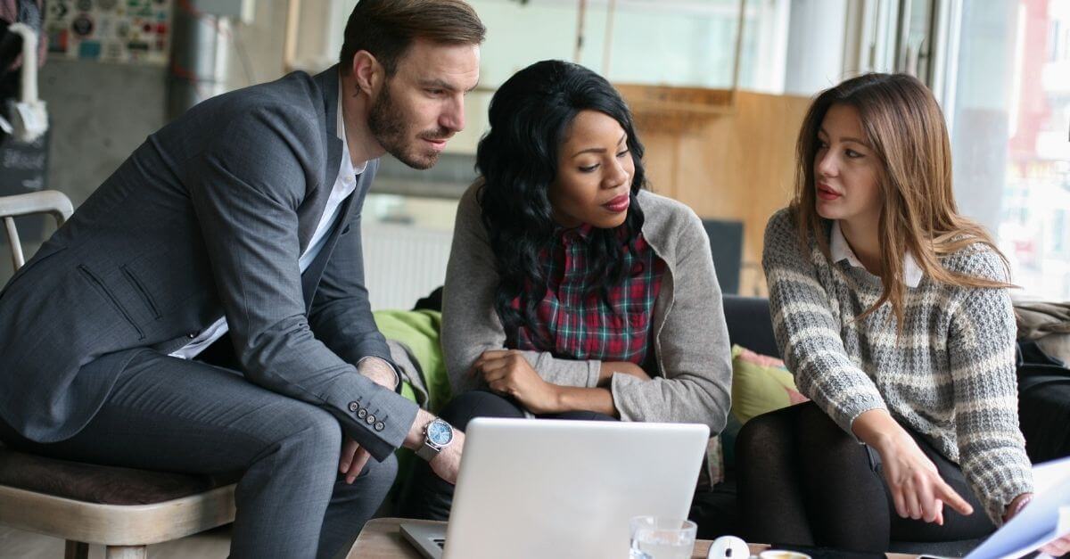 this-iso-agent-is-explaining-how-the-products-work-in-berlin-md