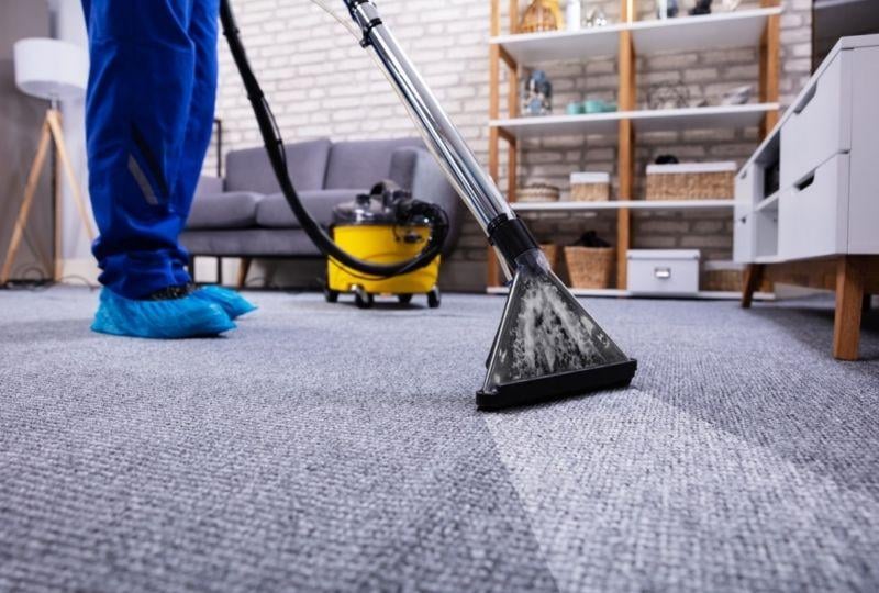 technician-cleaning-a-carpet