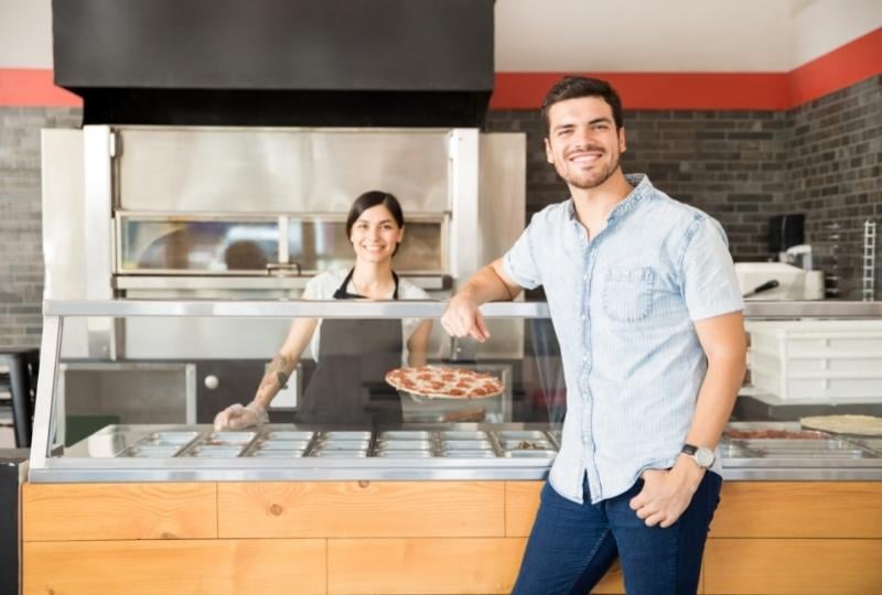 customer-waiting-for-pizza