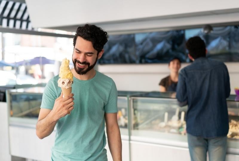 ice-cream-shop-happy-customer
