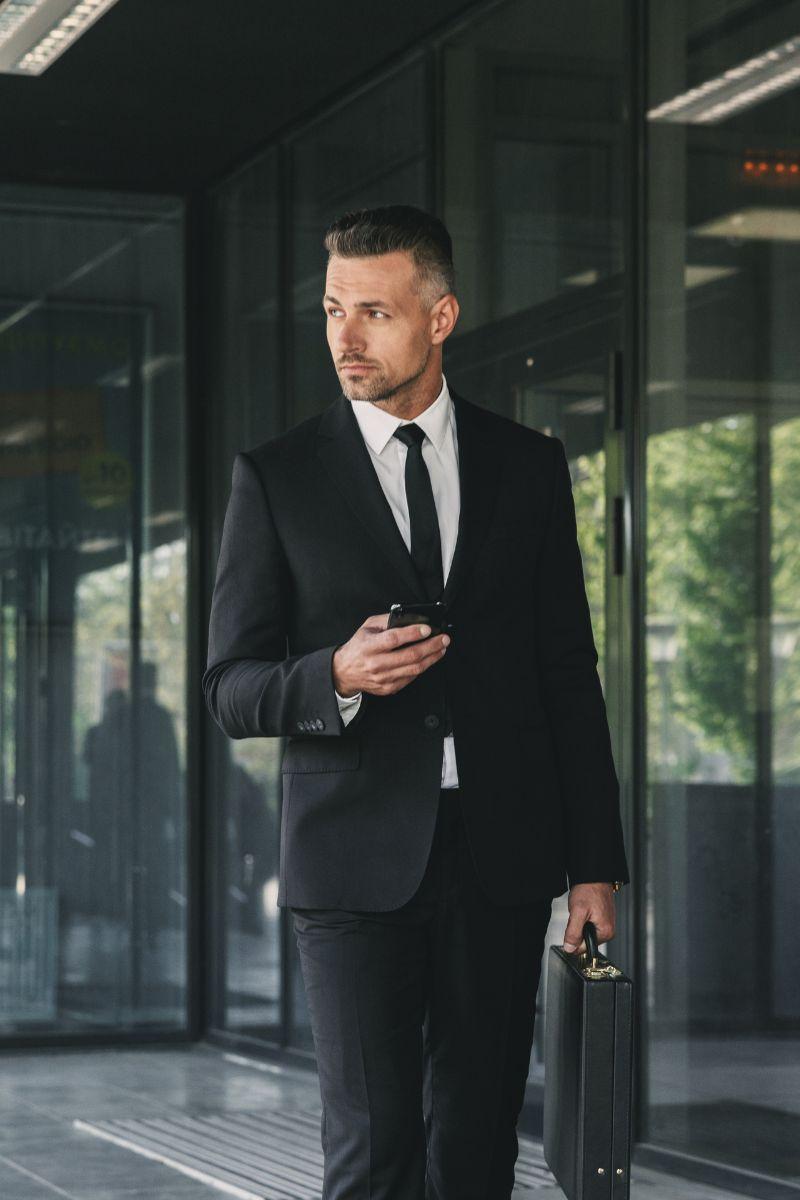 an-ems-agent-leaving-his-ecommerce-merchants-office